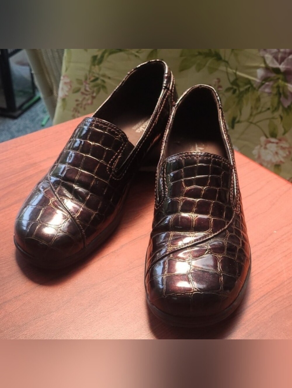 Clark's Bendables Womens 9.5 Wide brown slip on alligator loafer shoes